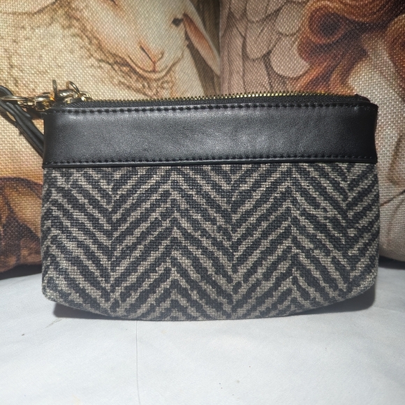 Spartina Stylish Black and Gold Wristlet - Picture 5 of 6